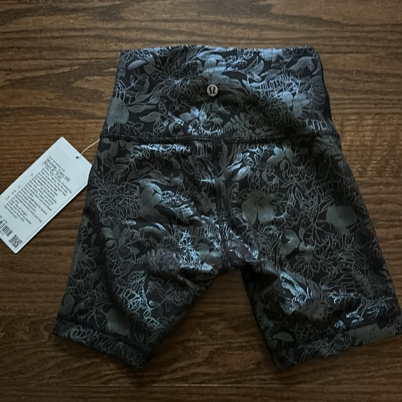 Lululemon NEW WITH TAGS - Wunder Train Short - Foil Pattern - Size 2! - Picture 3 of 3